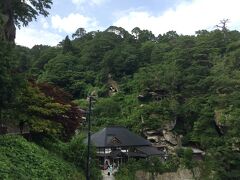 岩と緑と神社