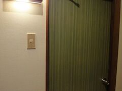 部屋番号に明かりがついてるのが泊まってる部屋のようです。
満月って名前もなんかいいねっ。

勝浦といえば、ホテル浦島。
こちらもすごく気になっていたんです。温泉がいっぱいあるし。だけど年末ということと、バイキングがまずい。館内が広すぎて移動が大変てことで却下。でも温泉だけは気になる～。

