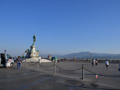 ミケランジェロ広場 (Piazzale Michelangelo) へ到着です。

今日も暑くなりそうな青空です。