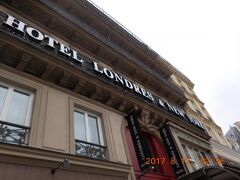 途中渋滞の影響もあり1時間弱で今日から6泊するホテル、ロンドル・エ・ニューヨークに到着。

地下鉄のサンラザール駅が目の前にある便利な立地です。

到着後、チェックイン手続きとともに、送迎の方からツアーの特典の地下鉄チケット10枚×2名分や事前に手配していたオプションツアーのチケット（モン・サン・ミッシェルツアー、セーヌ川クルーズ）を受け取りました。