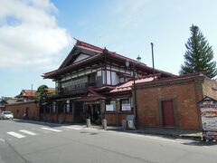 そのあと北上し、太宰治記念館・斜陽館へ
周辺と比べこの建物だけ際立って建っていた