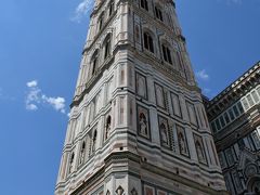 ジョットの鐘楼 (Campanile di Giotto)

最初に建築を担当したのがジョット。しかし第１層までで他界。その後アンドレア・ピサーノが第２層、第３から５層をフランチェスコ・タレンティが引き継ぎ完成。階層ごとに建築の様式が異なるそうです。
塔の高さは８４ｍ、階段は約４００段です。
