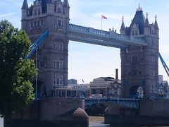 ロンドン塔観光を終えてタワーブリッジを渡ります。ロンドンで最も有名な橋、ピーターパンや映画シャーロック等、おとぎ話から抜け出たようなこの橋が造られたのは1894年。