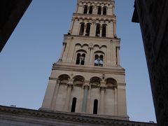 ペリスティルに来ると、どうしても撮りたくなる鐘楼。大聖堂も鐘楼も６～９月は１９時まで入場できます。
とは言え現在時刻20：41。もはや誰も登っていませんね。
