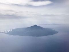 新千歳から約40分。丸い利尻島が見えてきました。利尻山の頂上が見えます。