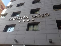 マラガの宿泊先はこちら“MOLINA LARIO HOTEL”
エンカルナシオン大聖堂(マラガの大聖堂)のすぐそばです
ホテルが見える所まではすんなり着けたけど、一通が多くて同じところを２周くらいしました
そして歩道が車道か？車は通行可？なのかよくわからない道を通ってやっと到着できました