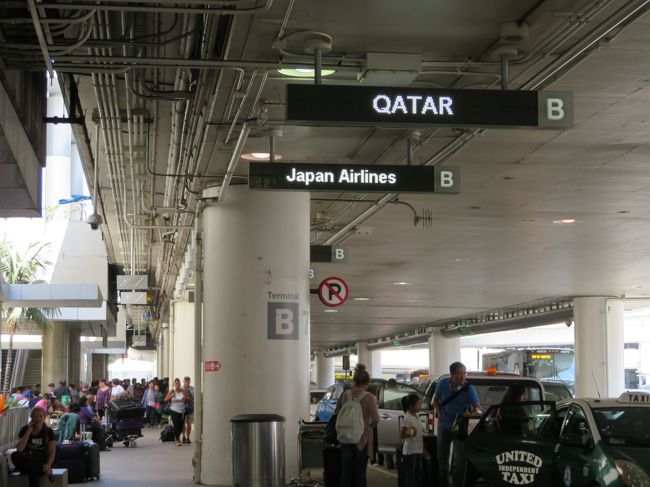 日本の自宅を8月11日朝６時に出発、同日10時40分定刻通りロサンゼルス国際空港に無事到着しました。予想に反して入国手続きは全然混んでませんでした。ＥＳＴＡ申請済みの旅行客には事前審査用のズラーっと並んでいるオートマシーンが使え、そこで写真や指紋を登録、赤色パスポートの威力のせいか、サラーっと入国出来ました