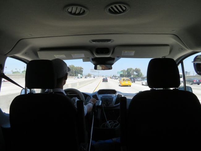 オプションで予約してあった車に乗って、市内観光に向かいました。飛行機では楽出来たのでそんなに疲れも時差ボケもなく、日本人のドライバーさんの案内を聞きながらルンルンです