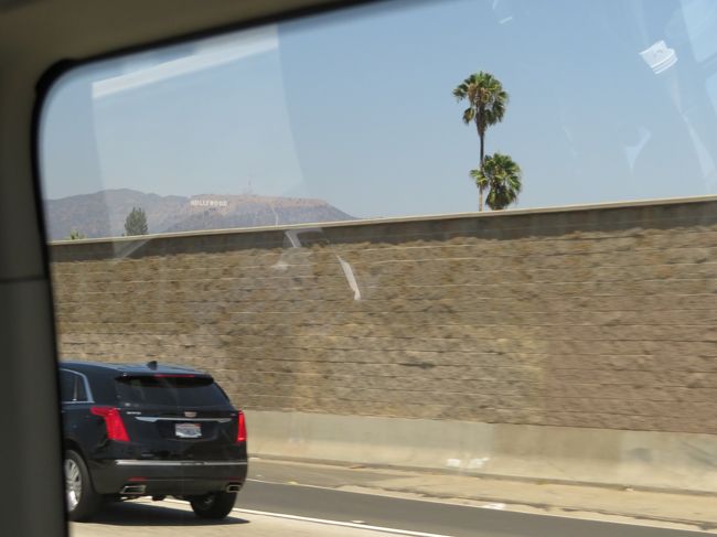 車中からハリウッドサインを見ながら…