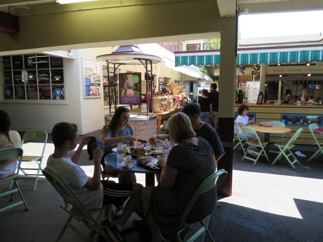 ファーマーズマーケットの外側は、周り中グルーっと大きなショッピングモールや地元のスーパーなどがたくさんあって、とても賑わってました