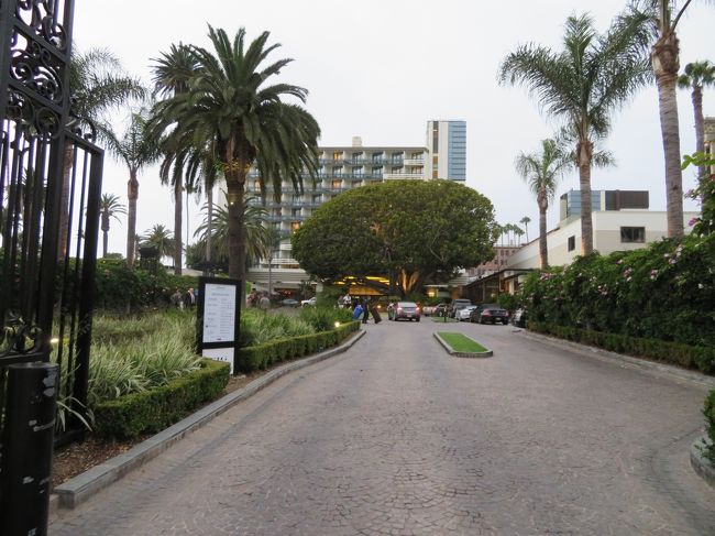 夕方4時近くにホテル到着。サンタモニカピアにも歩いて行ける便利な立地のＦａｉｒｍｏｔ　Ｍｉｒａｍａｒ　Ｈｏｔｅｌです。目の前が日本に続く太平洋…。今日から3泊、よろしくお願いします