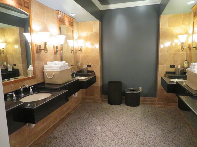 ロビーの近くにある清潔で広々としたトイレ