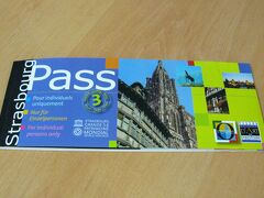 ９時、大聖堂のすぐ隣にある観光案内所がオープンしたので、ストラスブールの観光名所が無料になったり割引が受けられたりするという“ストラスブール・パス”を購入（16.9ユーロ＝約2,370円）。

これを持って、有料の施設を回っていきます。