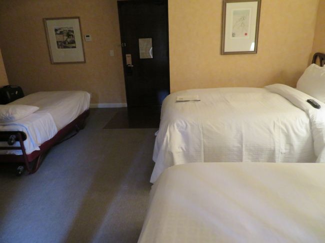 2ダブルベッドの部屋に無料のエクストラベッド1台を入れて、親子4人で宿泊しました。ふとんはふっかふっか、掃除も行き届いていて、清潔で快適でした