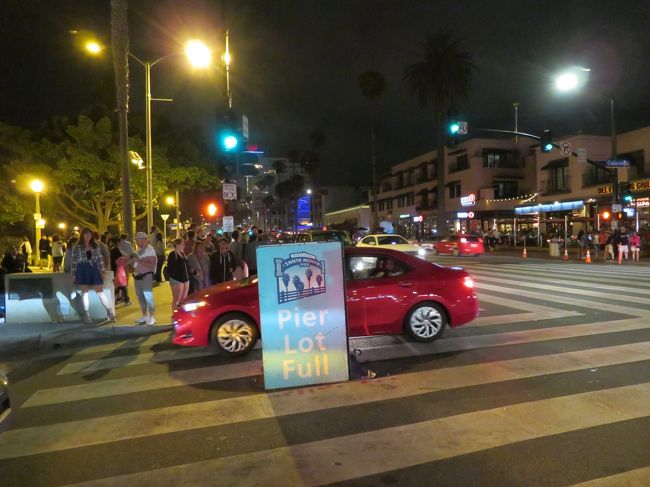 明日からのスケジュールに備えて今夜はホテルに戻ります。長～い一日でしたが充実でき大満足出来ました。帰りはオーシャンアベニュー沿いではなく、サードストリートプロムナードという、ハワイのミニカラカウア通りみたいな賑やかな通りをブラブラお店をひやかしながら、30分位かけて戻りました。人通りも多く、明るく、全然危険は感じませんでした。でも海外なので油断は絶対禁物ですがね！！！