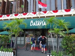 バタビアというお店でランチを、中は広くて観光客でいっぱい。