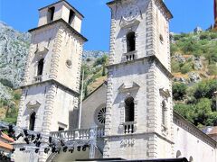 聖トリプン大聖堂。

ロマネスク様式のカトリック教会。
１１６６年の建築。
１６６７年の大地震で鐘楼は崩壊し、再建されたが左側は未完成のまま。

すぐ後ろまで険しい山が迫っている。