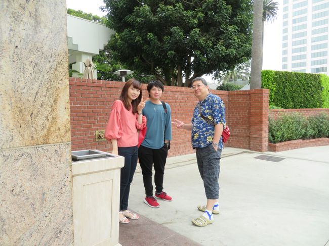 ホテルのお部屋で、日本から持って来たドライフーズのラーメンやうどん、味噌汁で朝食をとった後、オプションのお迎えを、ホテル外で待ってます。今日は1日ユニバーサルスタジオで本場ものを楽しみます