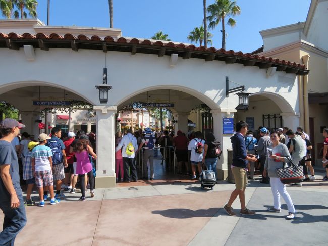 こちらはエントランス。アメリカでも夏休み中のトップシーズンという事で、チケットは高額設定でしたが、あまり混んでませんでした。私は日本のディズニーリゾートしか行った事はありませんが、入るだけで1時間以上はかかるかな…と思ってました。がスンナリと入場出来ました