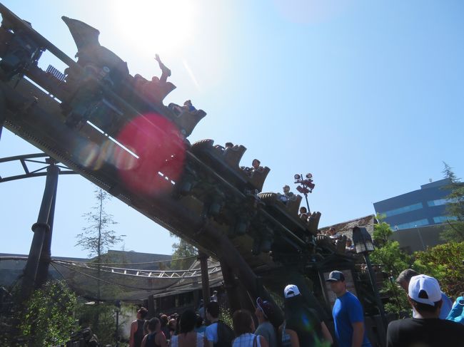 50分位待ってハリーポッターエリアのこのライドに乗りました。童心に返ってスッゴク楽しかったです。大阪のユニバーサルスタジオに行った事のある娘は、こちらのユニバーサルスタジオの人の少なさに驚いてました。大阪では3時間は待ったと言ってました