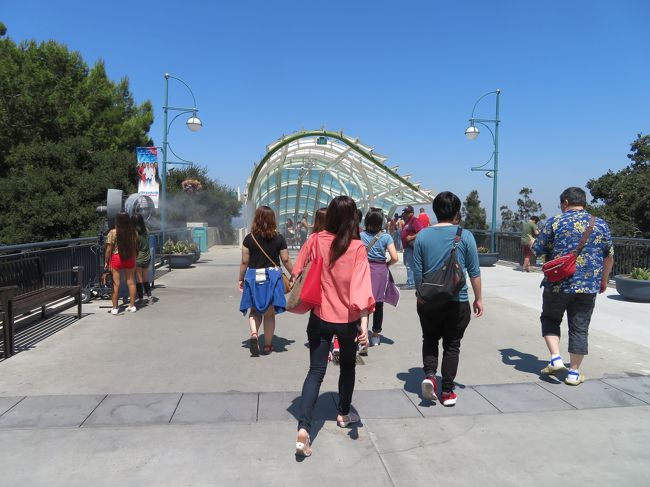 ロサンゼルスのユニバーサルスタジオは上下2か所に別れていて、3段飛びのエスカレーターに乗って、下のエリアに行ってみました