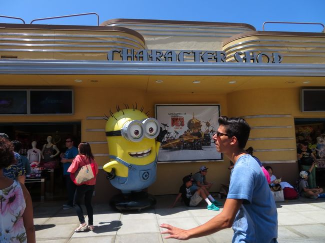 エスカレーターを降りたところにこのお土産やさん