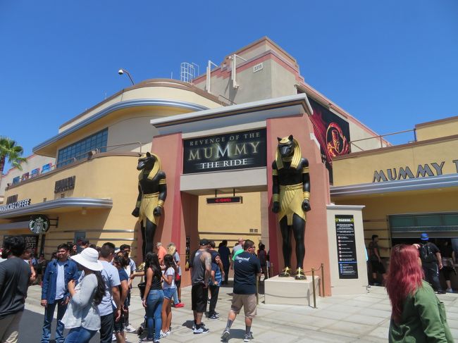 マミーというアトラクションにも、５０分位並んで入る事が出来、ライドに乗りました。こちらのユニバーサルスタジオのアトラクションの多くはシングルライドがあって、グループ一緒にこだわらなければスイスイ、待ち時間無しくらいで入れました。私達家族4人はじーっと順番を待ってましたが…。私的にはこのマミーが一番気に入り、楽しかったです