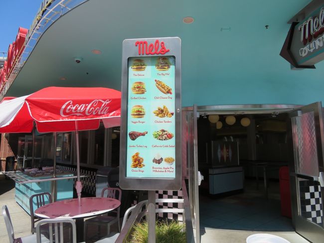 お昼は園内のハンバーガーショップで済ませました