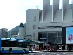 境線の終点、境港駅。駅舎はバスの向こう側の小さいもので、写真正面の立派な建物はフェリーのターミナルビル。
境線は山陰地方の鉄道発祥の路線ですが、駅は開業時少し手前に位置し、この地にはありませんでした。
