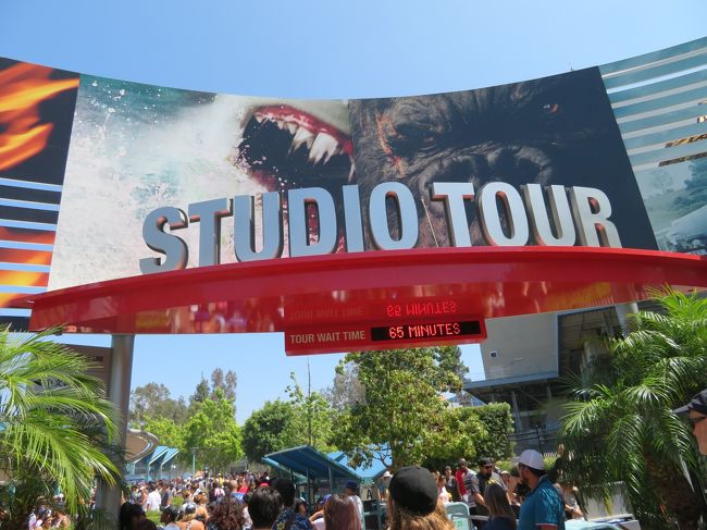 るるぶに是非経験した方がいいって載ってたスタジオツアーのライドに乗って、ライドはこれで終わりにし、その後は園内のショップで買い物を楽しもう…て決めました。やはり人気があるのか、今日一番長い・1時間以上待ってやっと乗りました。ライドってせいぜい長くても20分位だろう…の軽い気持ち乗ったのですが…1時間以上は乗ってたと思います。おかげで降りたのは帰りの集合時間の15分位前でした。大急ぎで出口に走って向かう有様で、ほとんどユニバーサルスタジオでは買い物出来ませんでした。スタジオライドを希望する人は、真っ先に並んだ方がいいです。その他のライドはそのアトが良いと思いますよ