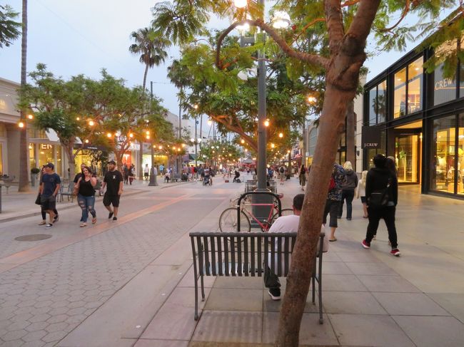 ユニバーサルスタジオのオプションから戻って、ホテルで少し休憩。夜7時くらいにホテル正面の通りから、大きなショッピングモールのサンタモニカプレイスまで続いているサードストリートプロムナードに出かけました。