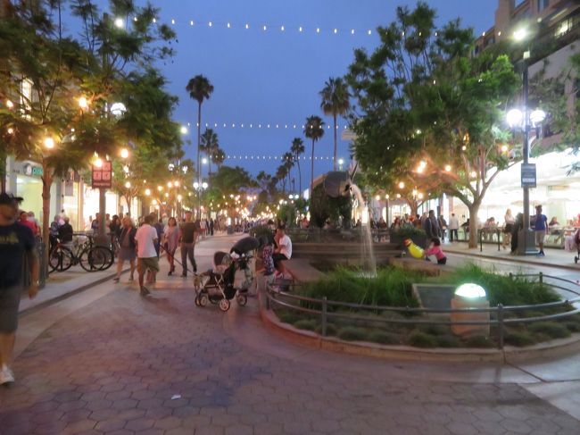 サードストリートの両側にレストランやお土産やさん、洋服やさんがビッジリ。昼夜歩行者天国になってるそうです（夜中は知りませんが）。ストリートミュージシャンもいてとても賑やか。まさにリゾート地そのもの