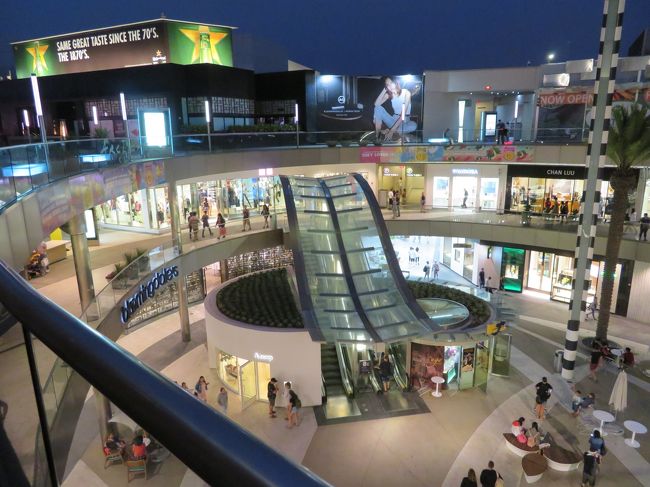 サードストリートプロムナードの最終場所というか始まりの場所というかサードストリートプレイスです。3Ｆ建てでデパートも2つ入ってるとのことでした。