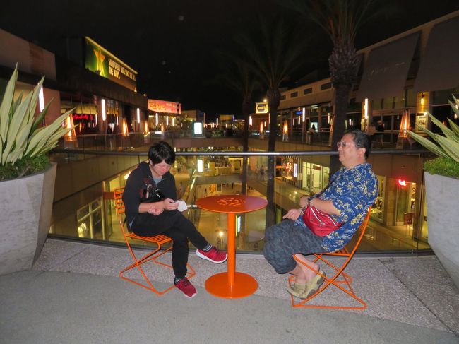 席を準備してもらってる間にレストランの前の椅子でちょっと休憩