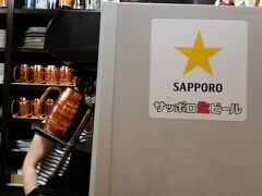 晩御飯は別府の老舗「チョロ松」さんへ
1995年開店のこちらのお店で、まずは冷たいビールを(*^。^*)
うれしいサッポロ生が自動サーバーで注がれます。
