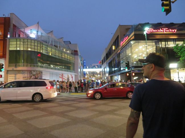 サードストリートプロムナードを歩きながらブラブラショッピングして、ホテルに戻りました。相変わらず歩いてるだけで楽しくなる通りです。旅行2日目無事終了