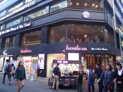 韓国・ソウル【The Coffee Bean & Tea Leaf】

【コーヒービーン&ティーリーフ】明洞ナインツリーホテル店の写真。

私の大好きな【コーヒービーン&ティーリーフ】。
先日軽井沢のブログに載せたように、2017年8月10日、赤坂にあった
【コーヒービーン&ティーリーフ】も閉店し、別のカフェになっていました。
日本から撤退してしまいませんように↓

<旧軽井沢を散策♪ 2016年7月29日にオープンした天然温泉露天風呂を備えた
ホテル『ルグラン軽井沢』＆テラス席もあるゴージャスレストラン【アルペジオ】で
ランチ、旧軽銀座通りで食べ歩き、『軽井沢・プリンスショッピングプラザ
（アウトレット）』でお買い物>

http://4travel.jp/travelogue/11273506