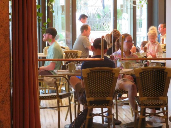 外側から見て、皆さんとても美味しそうに食事してるように見えたので…