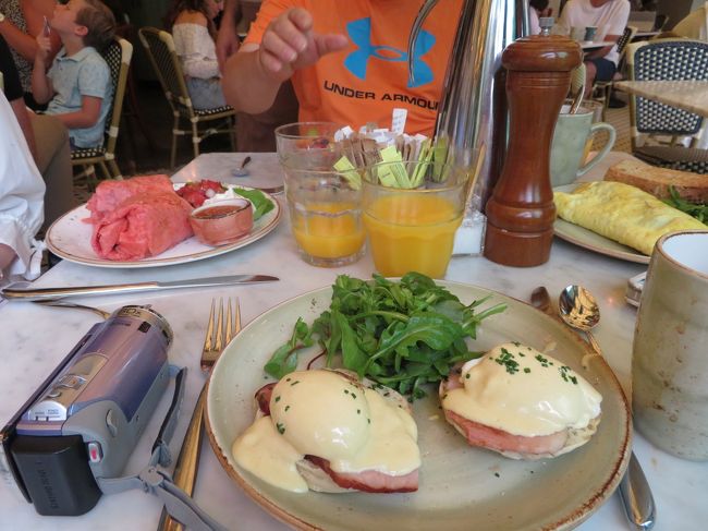 エッグベネディクトにサルサ風サンドイッチ