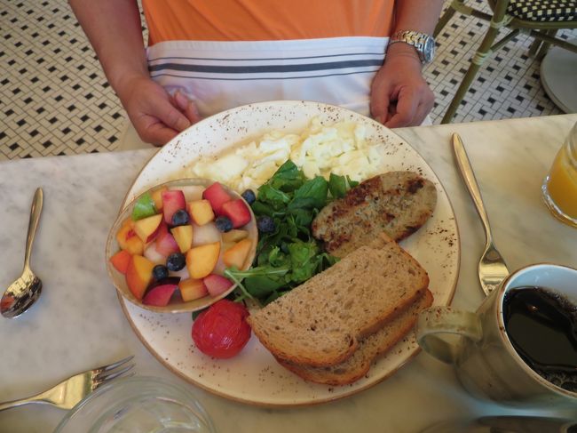 こちらは、このレストランお勧めの朝食プレート。4人バラバラに料理を注文しシェアして食べました。窓側のテーブルだったため、プールで泳いでる子供たちが見えたり、素敵なお庭が見えたりで雰囲気抜群でした。朝食代は日本円で1万円くらいでした