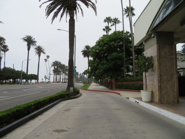 朝食の後はオーシャンアベニュー・サンタモニカピアすぐそばにあるＳＥＧＷＡＹ　ＬＯＳ　ＡＮＧＥＬＥＳに歩いて向かいました。10時に予約してあったので９時半にはホテルを出ました