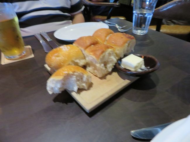 オーダーしなくても付いてくるパン…美味しかったけど、勿体なくてもお腹いっぱいで少ししか食べられませんでした