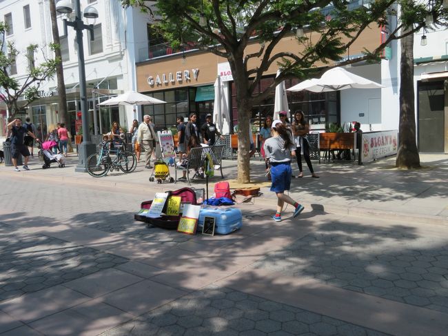 お腹いっぱいになったところで、例のサードストリートプロムナードをショッピングしながらホテルに戻りました。夕方4時半ホテルお迎えの「ロマンチッククルーズ・遊々ナイトフライト」予約してあるので、出発までホテルで少し休憩です