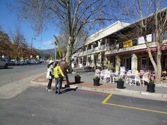 【Café Franchhoekで食事 2017/08/17】

ケープタウン12日目　
今日はちょっと遠出してFranchhoekと言う最初にフランス人が入植してできた歴史ある町で食事、散策。
料金：674R 、チップ込みで741R
・Café Franchhoek
所在地： Shop 3 Centre Du Village, Hugenuet Road, Franschhoek, 7690, Western Cape, South frica, 南アフリカ
営業時間： 8時00分～20時00分
電話： +27 21 876 4542