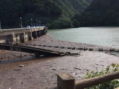 道沿いのダム。前日の大雨の影響か？流木がヒドい様子。