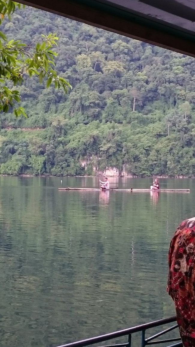 ドイツ人カップルが竹で編まれた華奢な舟？で遊んでいるのをみんなでニコニコみてました笑<br /><br />その間にガイドくんと交流。<br />「このツアーどうやってみつけたの？」「日本人は君たちが初めてだよ！」ですって。<br />確かに私もベトナム人にお友達が紹介してくれなかったら知らなかっただろうなぁ。