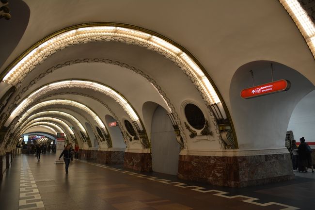 クルーズ船をチェックアウトし、メトロで宿に向かいました。<br />サンクトペテルブルクのメトロ駅もきれいな所があります。<br />サンクトペテルブルクのメトロのほうがモスクワよりも案内が親切で外国人にはわかりやすくなっています。