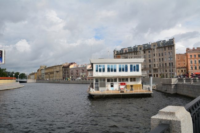 今回の宿です。<br />ボートではありません。川の中にコンクリベースで固定されています。<br />メトロ駅を出て道路の向かい側なんですけど、渡れない！！結構磁路い道路に面しています。別の出口から出ても渡れず！！意を決して、通行量の少ない時に駆けて渡りました。<br />ロシアやウクライナでの幹線道路では信号や横断歩道が少なく道路を渡るのに苦労します。キエフで片側３車線しかも中央分離帯にはフェンス！！ちょっと郊外だったので1ｋｍ近く歩かされたことも…・<br />地下横断通路があればよいのですが…<br />信号があって横断歩道があっても基本的には「コ」の字型にしか渡れません。日本は「ロ」の字型ですので渡りやすいのですが、道路の向かい側に行くのに３回信号待ちをしなければならないのです。<br />チェックイン後聞いたらメトロと反対方向に進んで3回信号のある歩道を渡らないといけませんでした。不便！！！