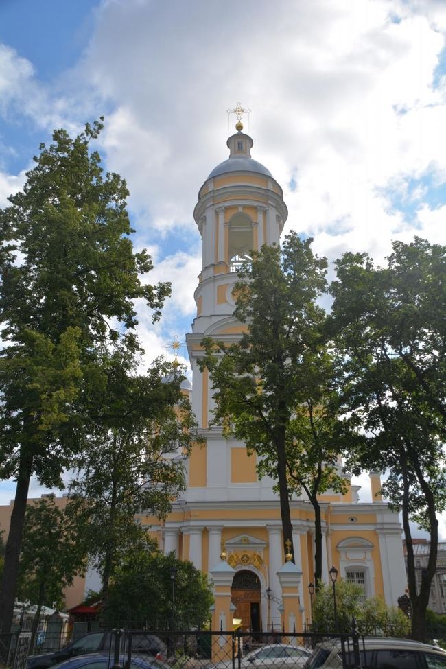 荷物を置いてまず近くのウラジーミル聖公聖堂へ