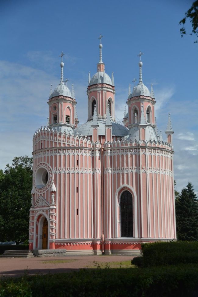 最初にチェシュメの教会に行きました。<br />女子が喜びそうな可愛らしい教会です。